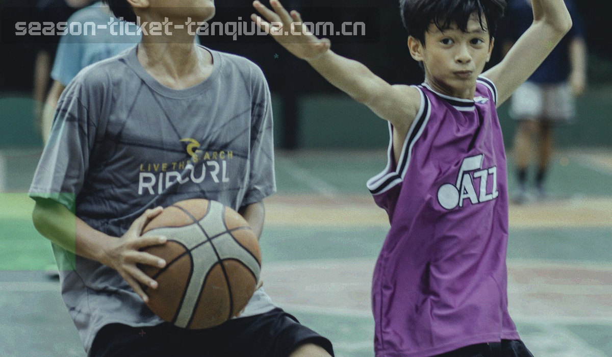 按赛季装订的资料册与标签页俯拍